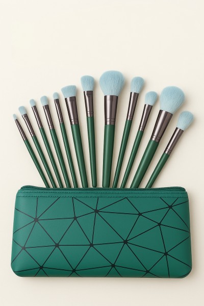 Комплект четки за грим с подарък несесер